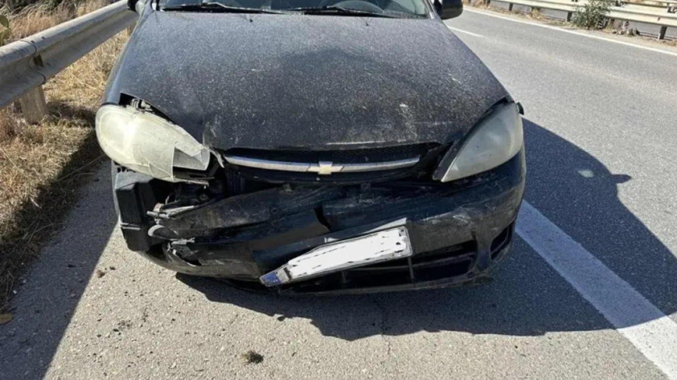 “Donte të na vri*te!”- Shqiptari terrorizon qytetarët grek, përplas me qëllim makinat gjatë lëvizjes! 32-vjeçari nuk pendohet: Mos e bëni kaq dramë!