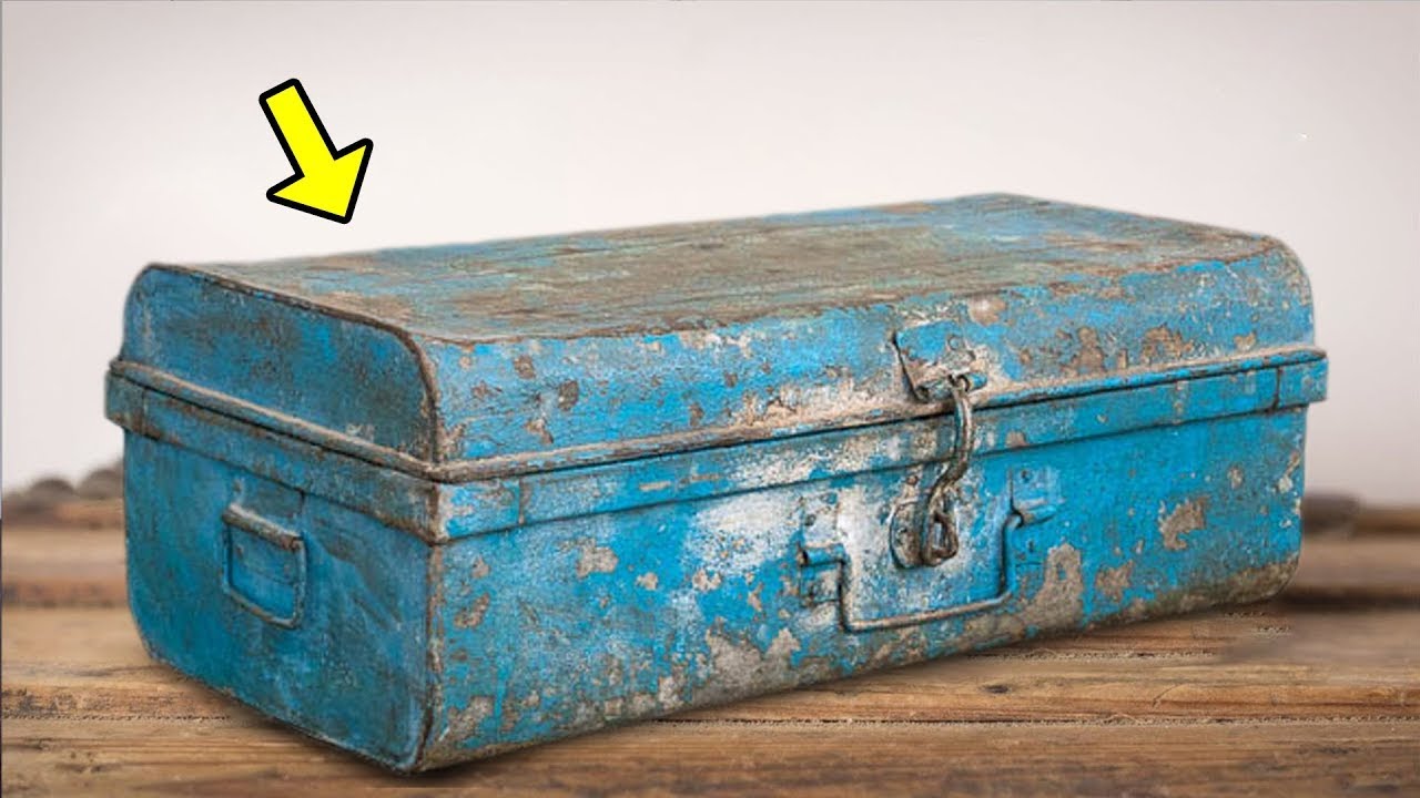 Ata Gjetën Një Kuti në Garazhin e Gjyshit — Brenda Fshihte Diçka që i La pa Fjalë!