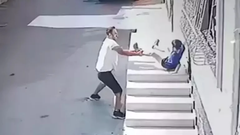 E RËNDË! Burri ndjek me vrap një fëmijë, e ngre peshë dhe e “përplas” në tokë (VIDEO)