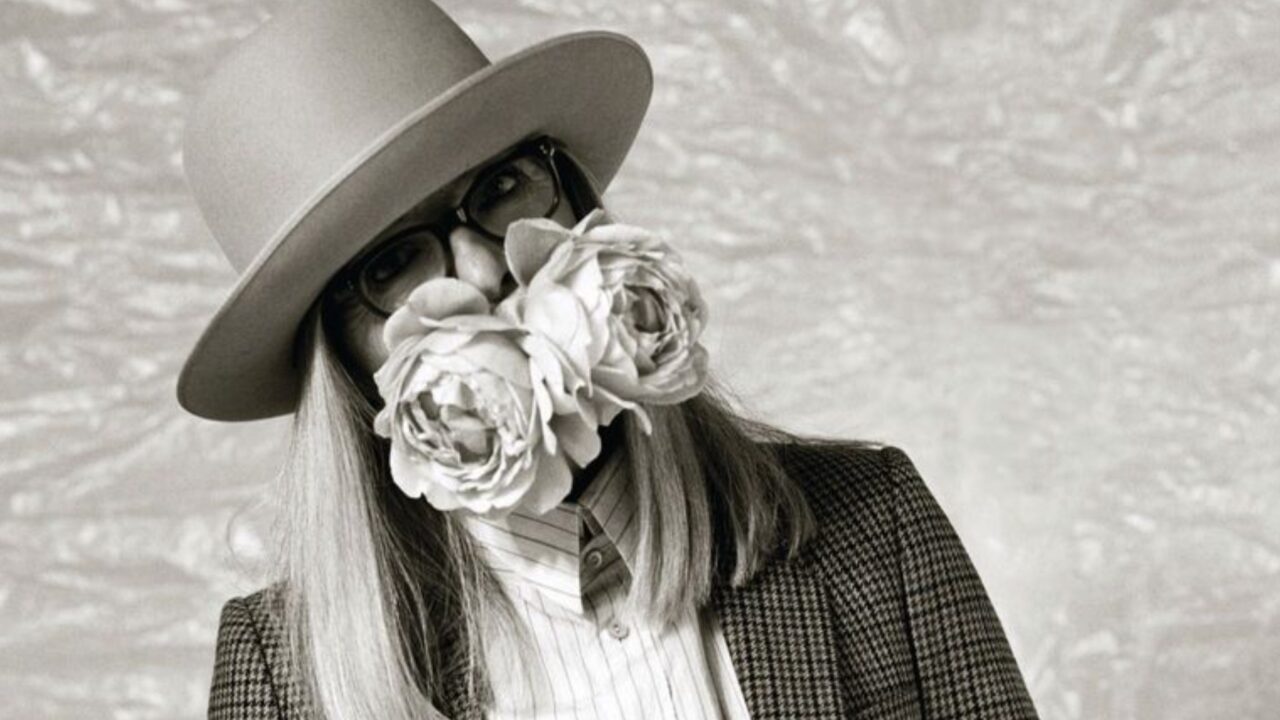 Mbante qafën të mbuluar dhe kapele, do të SHOKOHENI kur të zbuloni se çfarë fshihej pas këtij stili të aktores së ndjerë!