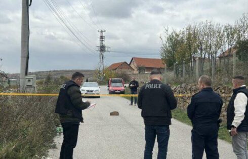 Dy vëllezërit vriten nga burri i motrës në derë të shtëpisë, tre ditë më parë varrosën babanë