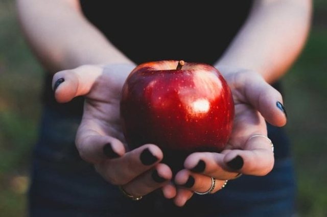 Kur është momenti më i përshtatshëm për të konsumuar mollë gjatë ditës