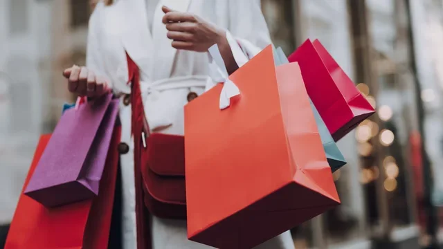 E Premtja e Zezë: Pse truri ‘çmendet’ kur ka zbritje