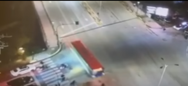 Aksident Dramatik në Tiranë: Vajza me Biçikletë Përplaset nga Autobusi Urban pranë Pallatit me Shigjeta(VIDEO)