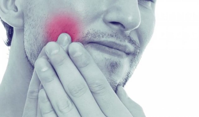 Dhimbjet nga dhëmbi, ja disa mënyra të thjeshta për ta qetësuar