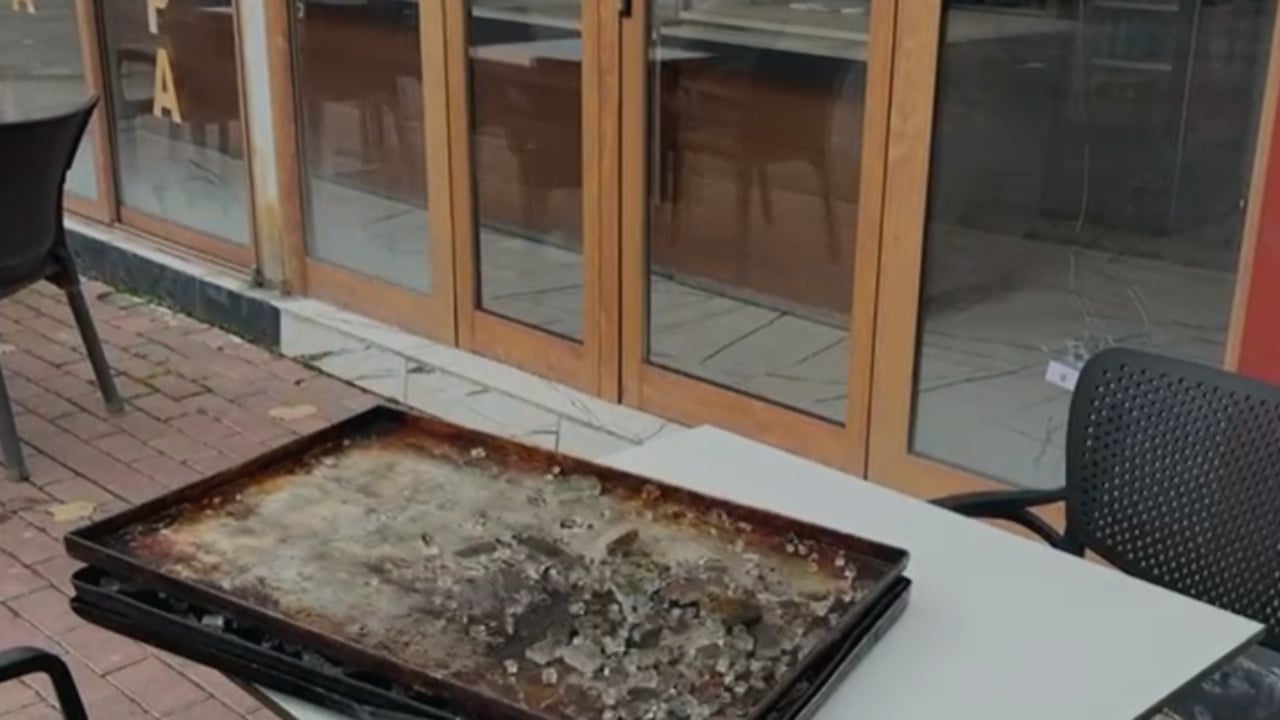 Xhama të thyer dhe shenja plumbash në mure, dalin pamjet nga biznesi në Kukës që u qëllua me…