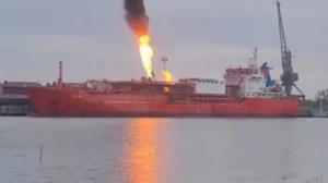 VIDEO/ Rrezik shpërthimi, forcat ruse godasin anijen turke me gaz në Odesa