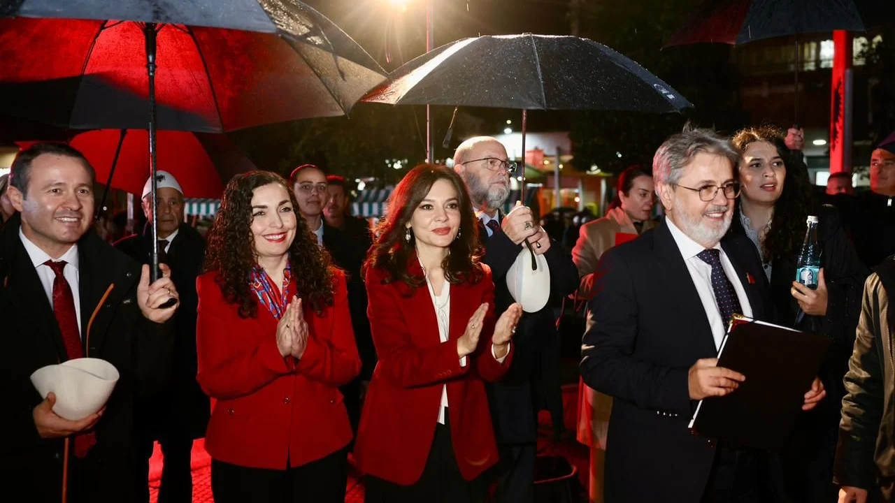 “Sofra e Pavarësisë”/ Presidentja Osmani takon Spiropalin, ministrja: Shkodra është shtëpia juaj, simbol i pathyeshëm i…