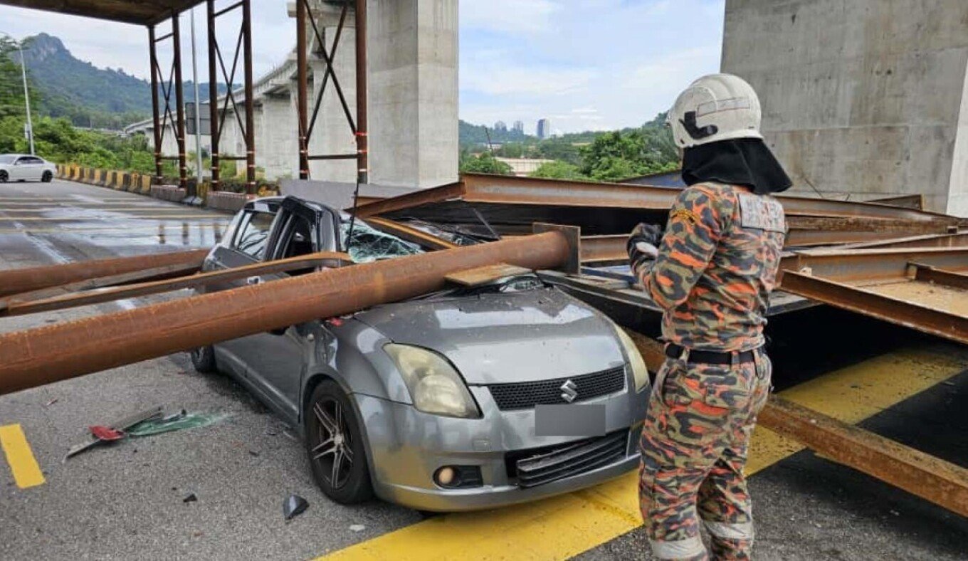Skela gjigante shembet mbi një automjet në lëvizje që kalonte në një autostradë në Malajzi, shihni videon që u…