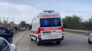 Aksidenti TRAGJIK në Tiranë, makina bie në greminë…Konfirmohen dy të vdekur,