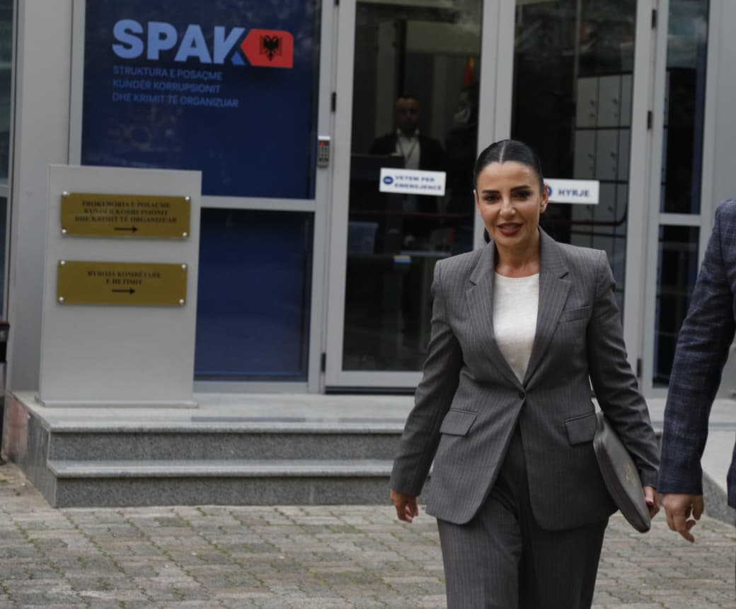 EMRAT/ “Banda 2B e Belinda Ballukut” me në krye Evis Berberin dhe Ceno Klosin, kush janë zyrtarët në foton e publikuar nga…