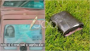 Gjesti i madh! Gjen në rrugë portofolin e vajzës me vetem 2 mijë lekë dhe e dorëzon në polici, ajo shkon ta marrë por nuk i beson syve..