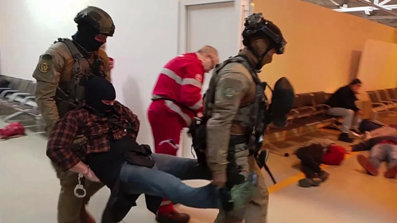 Video/ Panik në aeroportin e Fiumicinos në Romë. Të shtëna me armë, britma dhe pengmarrje, çfarë ndodhi gjatë.!!(DETAJE)