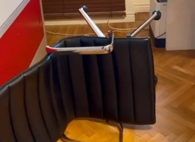 “Karrigia që ‘ha njerëz’”, gazetarja ironizon: Që kur Braçe e la përmbys, kush ulet aty shkon te…