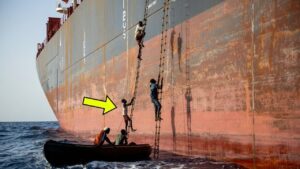 Alarm në Mes të Detit: Piratët Pushtojnë Anijen, Kapiteni Bën Diçka të Paimagjinueshme