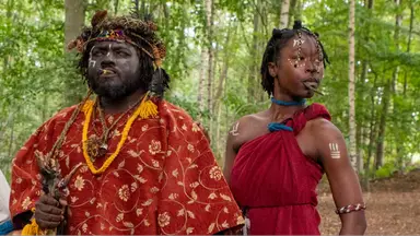 Nëna amerikane shpërthen me lot: “Vajzën time e kanë trullosur në një sekt në Skoci, e quajnë ‘zonja e mbretit’ dhe s’e lënë të kthehet në shtëpi”