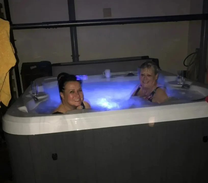 Vajza sheh nënën ‘duke dhënë SHPIRT’ teksa po laheshin në vaskën me ujë të nxehtë…/Arsyeja se përse ndërroi jetë do t’ju shokojë!