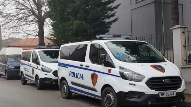 U paraqit në spital me plagë, kush është 37-vjeçari që u qëllua me armë zjarri! Refuzon të tregojë në polici