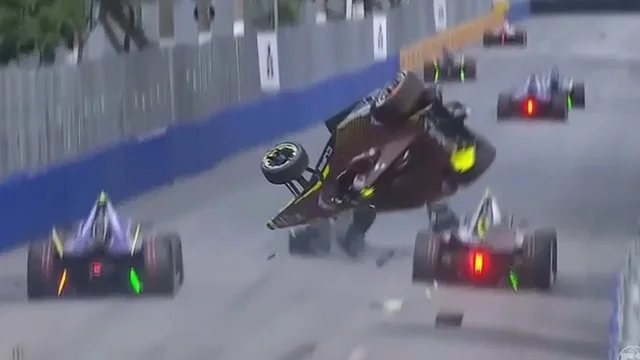 VIDEO/ Aksident tronditës, makina fluturon në ajër për disa metra si të ishte avion…