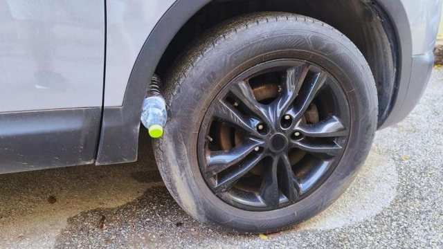 Shishe plastike në gomat e makinës, truku më modern i grabitësve, ja si duhet të mbrohen shoferët