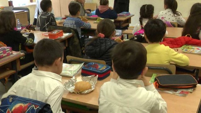 “Fëmijët shqiptarë në rrezik për obezitet”/ Studimi ngre ALARMIN: Nëse nuk konsumojnë mëngjes…