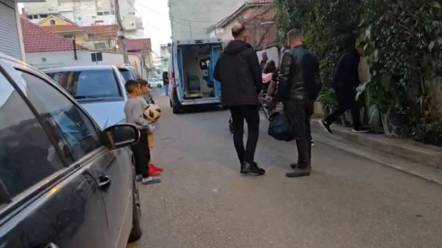 Mister në lagje: 65-vjeçari gjendet i pajetë në banesë pas dy ditësh mungesë, policia ndërhyn me urgjencë