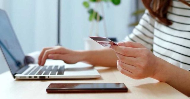 Shqiptarët po ndryshojnë zakonet: veshjet dhe ushqimet kryesojnë…