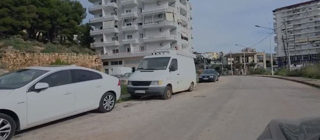 E pazakontë! Qytetarët në Sarandë i gjejnë mjetet e parkuar me goma të çara! Dyshohet se…