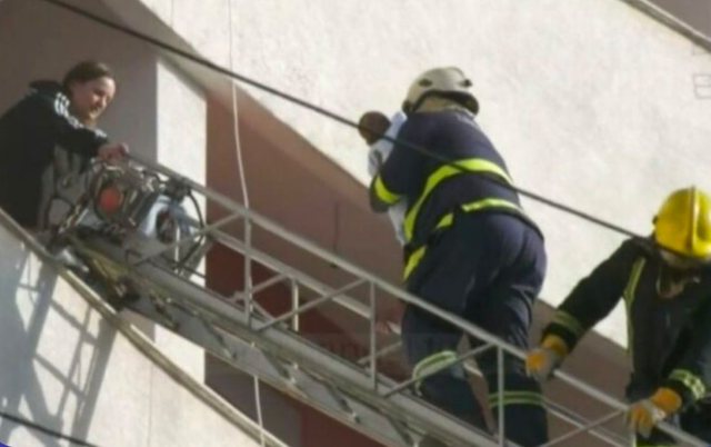 Zjarrfikësit e Tiranës në zi, ndahet papritur nga jeta heroi që shpëtoi nga zjarri foshnjën
