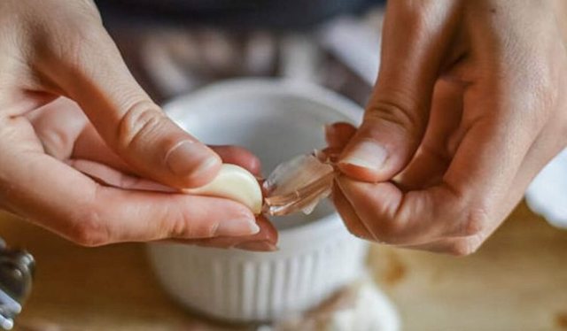 Çfarë i ndodh trupit nëse hani hudhër para gjumit?