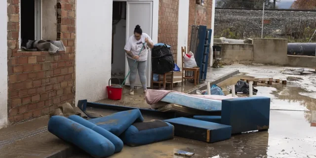 Moti i keq ‘paralizon’ vendin/ Rrugë të përmbytura, e shtëpi nën ujë, nga reshjet e dendura (VIDEO)
