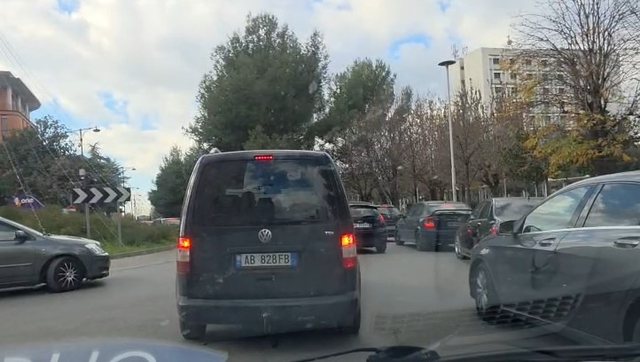 Elbasani “paralizohet” nga trafiku, rrugët e mbingarkuara për festat e fundvitit