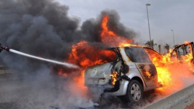 E RËNDË/ Përfshihet nga flakët makina e parkuar në Pogradec, zjarri i qëllimshëm