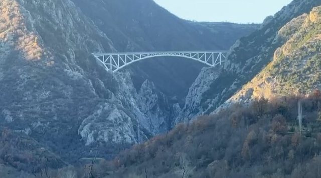 E rëndë në Mat/ Nipi i Nehat Kullës ndalon makinën pranë parmakut të urës dhe.. Policia gjen trupin e pajetë..
