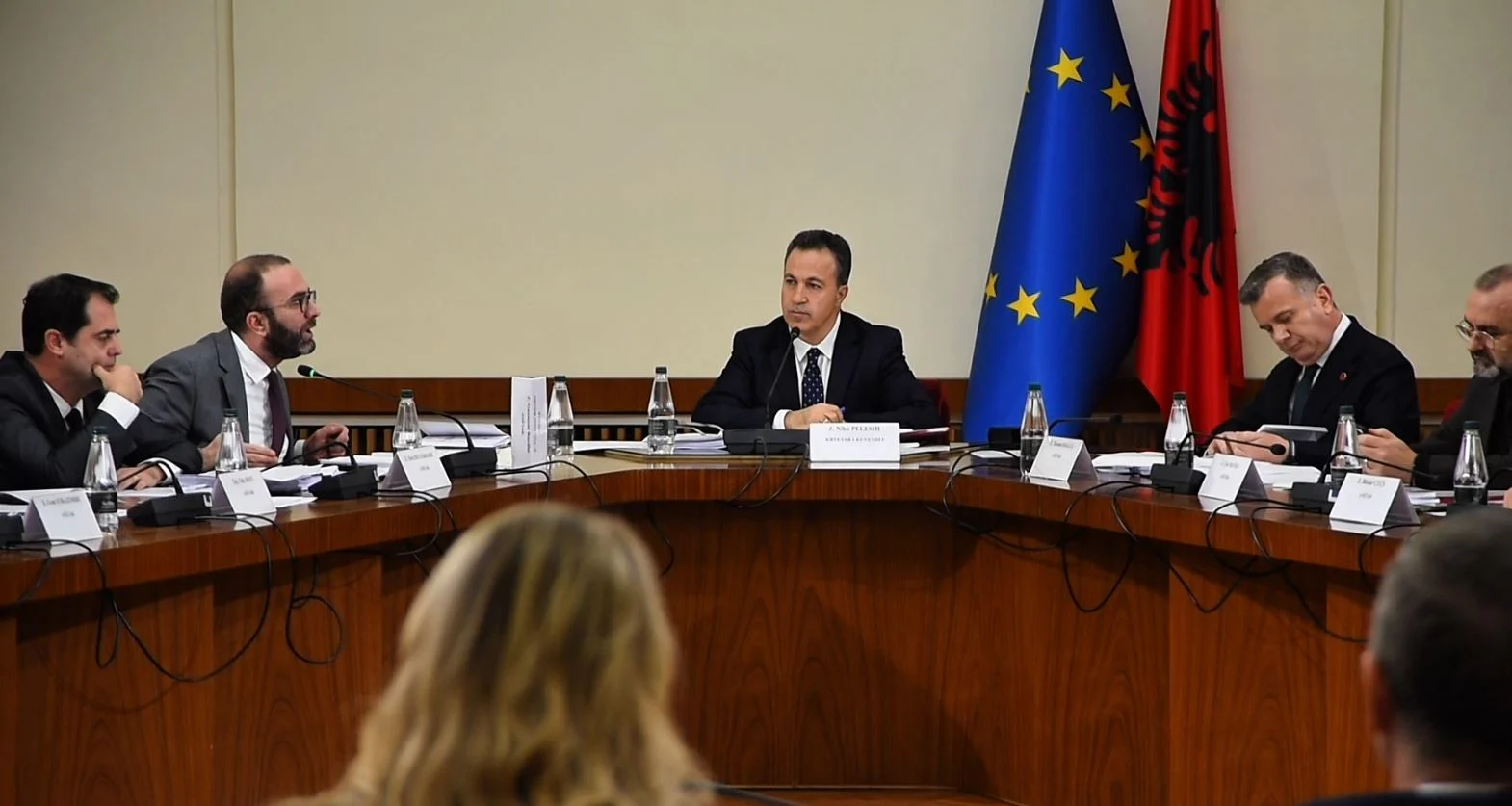 Gati 5 orë mbledhje te ‘Mandatet’, zbardhen detaje nga diskutimet me dyer të mbyllura, PS: Qëndrimin tonë do ta japim pas…