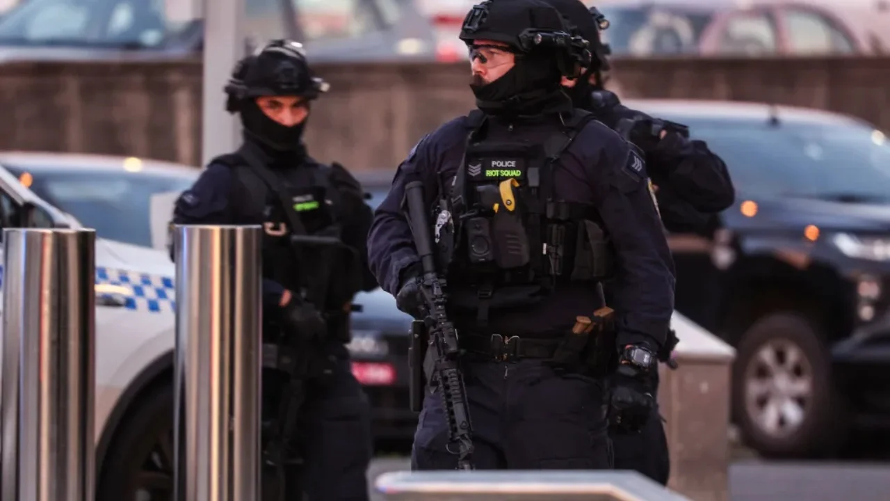 Zbardhen detajet nga sulmi terrorist në Australi/ Autorët e masakrës ishin babë e bir, në vendngjarje edhe një flamur i ISIS