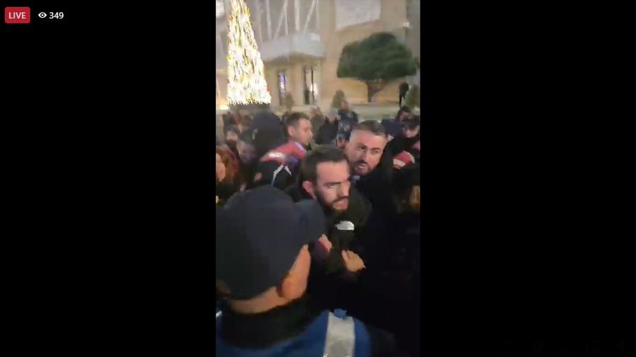 Përplasje mes policisë dhe protestuesve para Kryeministrisë