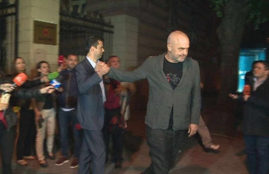 “I thashë, ulu-ulu…”, Edi Rama zbulon për herë të parë marrëveshjen me Lulzim Bashën më 17 Maj, KËSHILLA që Gramoz Ruçi i dha dhe vija e kuqe që i vendosi