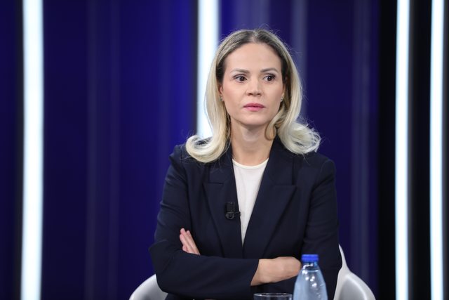 Si u grabitën taksat e shqiptarëve/ Ola Xama tregon skemën e “Bankers” për të çuar paratë jashtë