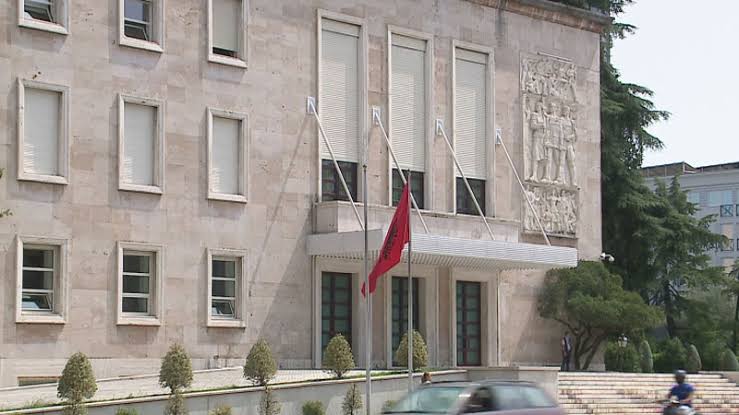 Vendim surprizë, zbulohet shpërblimi për tre vite për kategori punonjësish