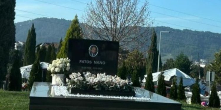 Aktivistja kalon pranë varrit të Fatos Nanos, befasohet nga ajo që shikon…