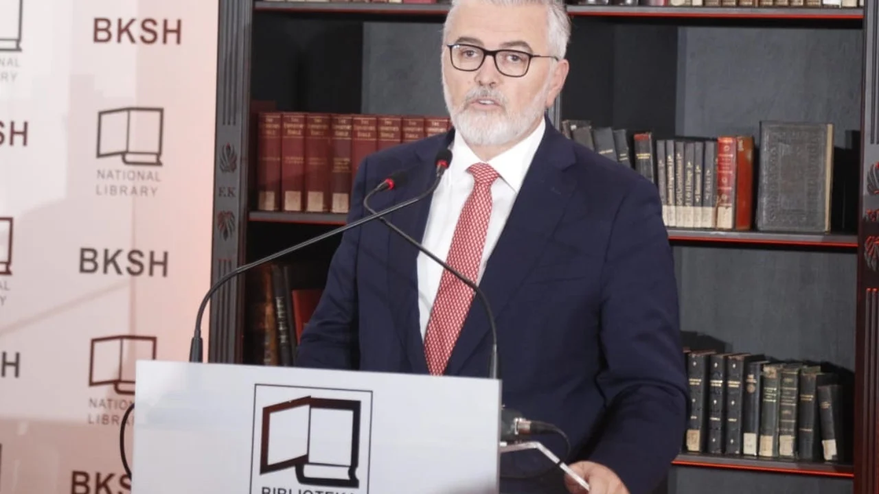 Nga “libri i ndaluar” te gjuha që flet me Zotin, një udhëtim personal nëpër “Koleksionin e Biblave” në….