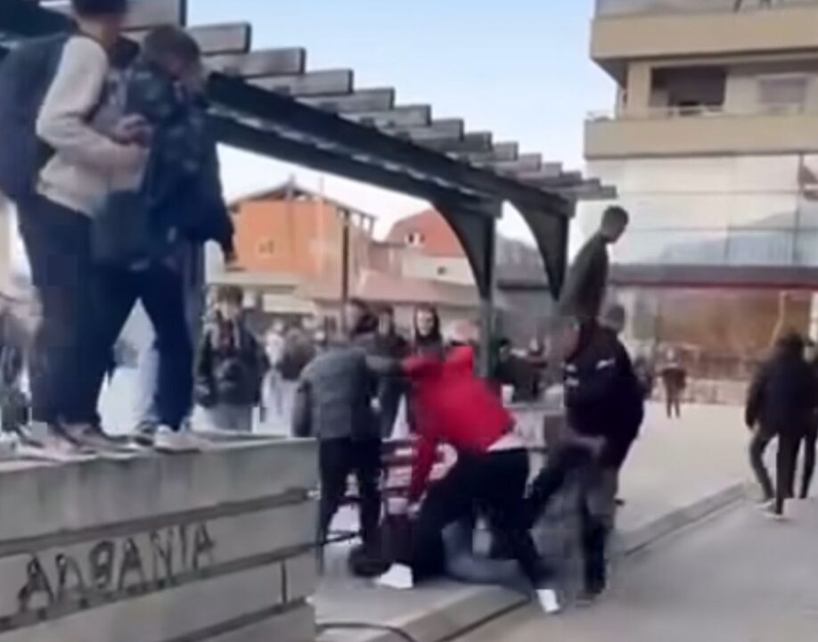 VIDEO/ Grushta e shkelma! Një grup adoleshentësh rrahin keq bashkëmoshatarin e tyre (PAMJE të rënda)