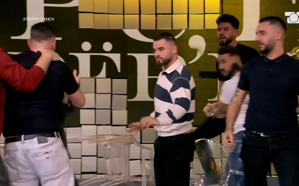 “Ai është TAP, pi alkool…”/ PLAS GRUSHTI në Përputhen, çfarë ndodhi mes djemve? (Video)