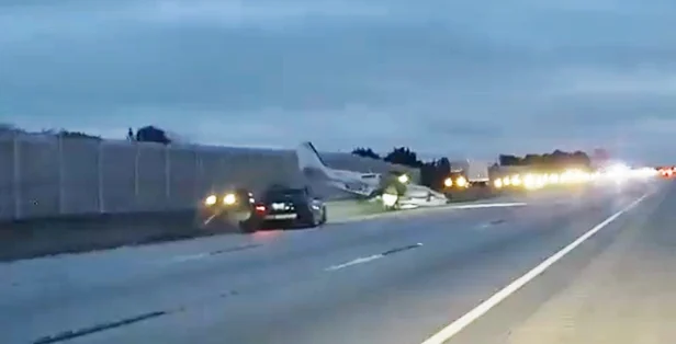 E frikshme në Florida: Avioni bie mbi autostradë dhe godet një makinë — shoferja lëndohet
