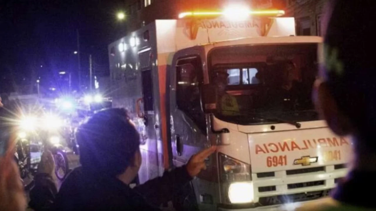 Autobusi që po transportonte 40 studentët doli nga rruga dhe u përplas me një shkëmb, 16 të rinj humbin jetën