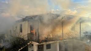 Përfshihet nga flakët një banesë në një fshat të Gramshit, zjarrfikëset nisen drejt vendngjarjes, terren i…