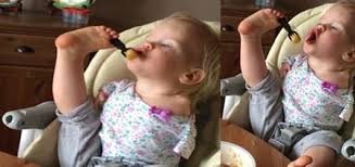 Historia e veçantë e vajzes pa duar, shikoni cfare ben ajo per tu ushqyer