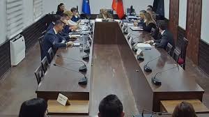 “Nuk mund të vish këtu dhe të na ofendosh”/ Përplasje në Komisionin e Ekonomisë, Braçe i kthehet Shehajt: Boll po..!!