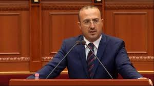 “Ervini është djalë flori…”, deputetët e PD i shmangen pyetjes për lëvizjen e Salianjit. Korreshi: Kam pirë 100 herë kafe me të, se piva edhe një tjetër…